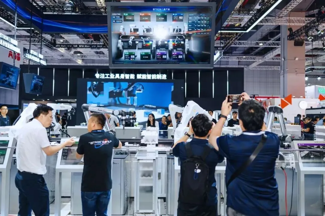 工业机器人从“单兵作战”转向“超级生产团队”